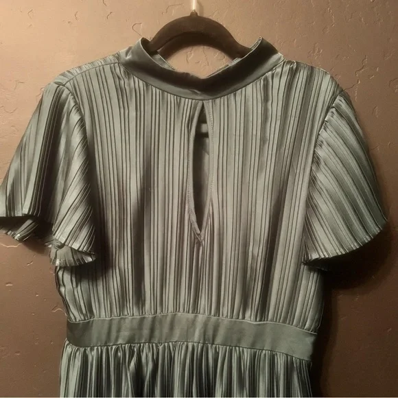 LULUS Radiant Reverie Emerald Plisse Short Sleeve Backless Midi Dress Size: L - Picture 11 of 17